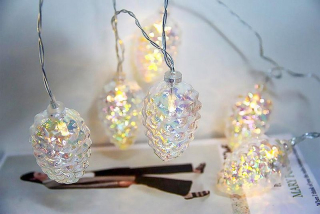 Řetěz MagicHome šišky, 10 LED teplá bílá, 2xAA, jednoduché svícení, 1,35 m